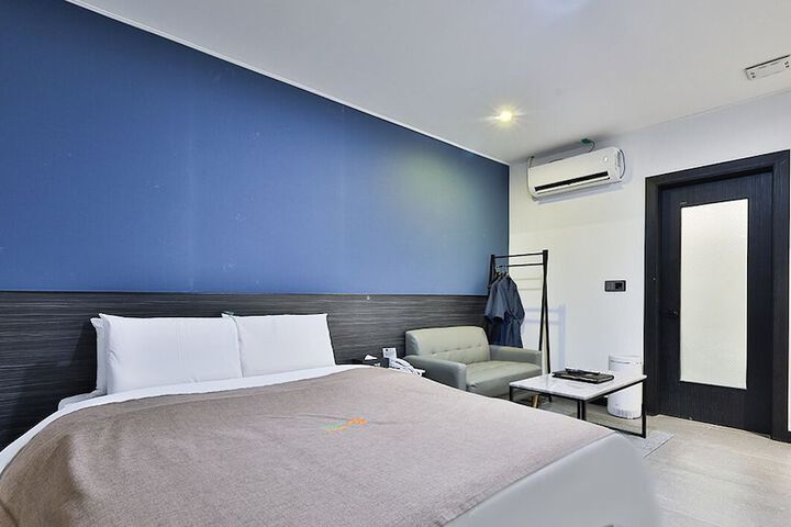 Room 8 of 19