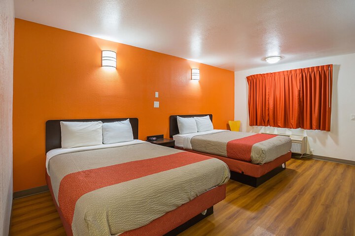 Deluxe Room 1 Double Bed Refrigerator, Microwave (8 of 8)
