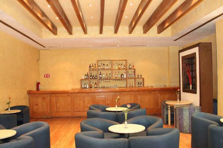 Lounge 49 of 58