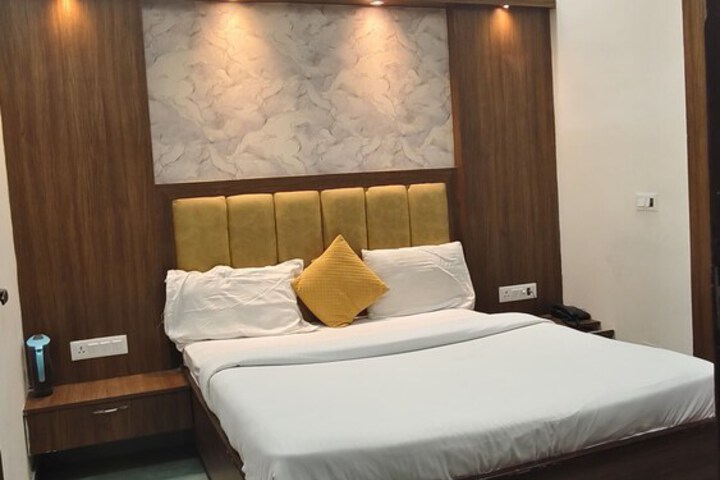Room 8 of 18
