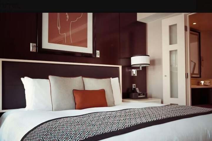 Room 2 of 8