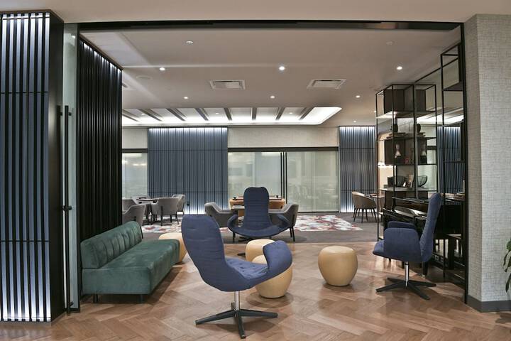 Lounge 46 of 68