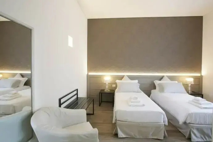 Room 4 of 8