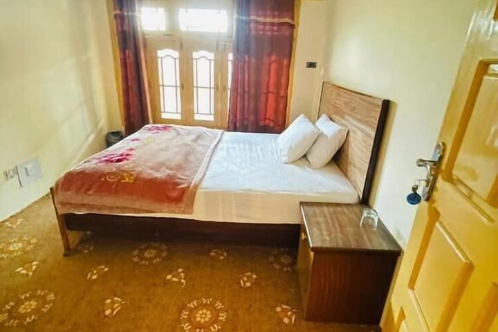 Room 4 of 9