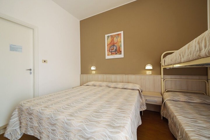 Room 7 of 10