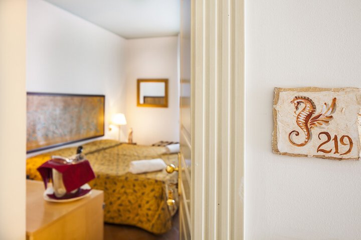 Room 16 of 100
