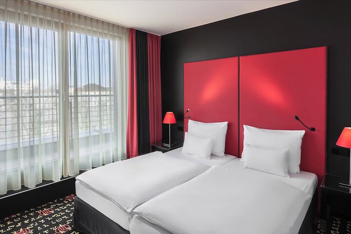 Room 14 of 90
