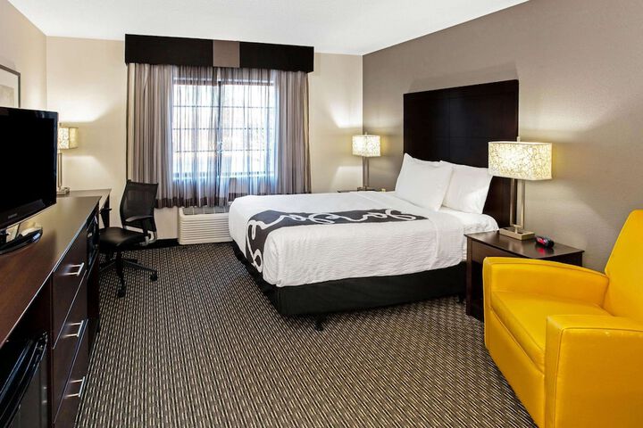 1 Double Bed Mobility Accessible (4 of 5)