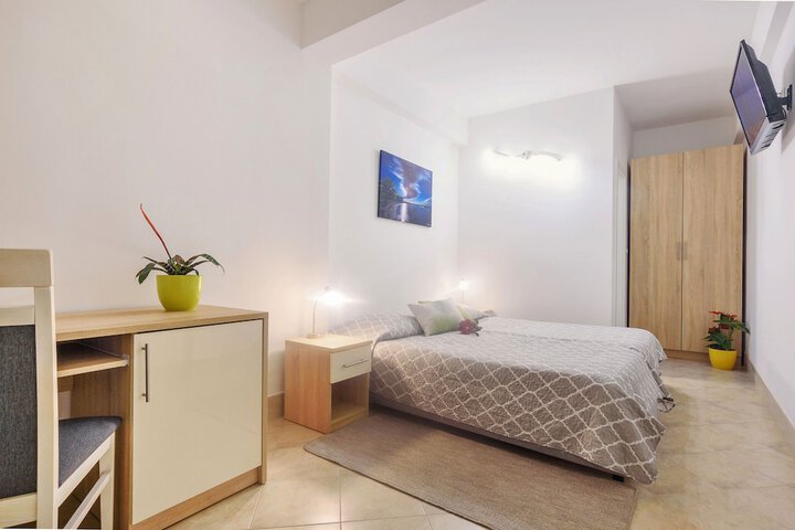 Room 8 of 38