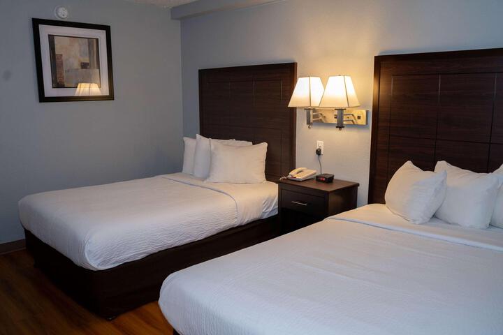 1 Queen Bed (5 of 10)