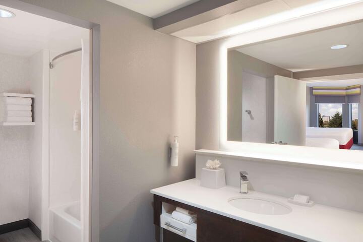 Room 16 of 28