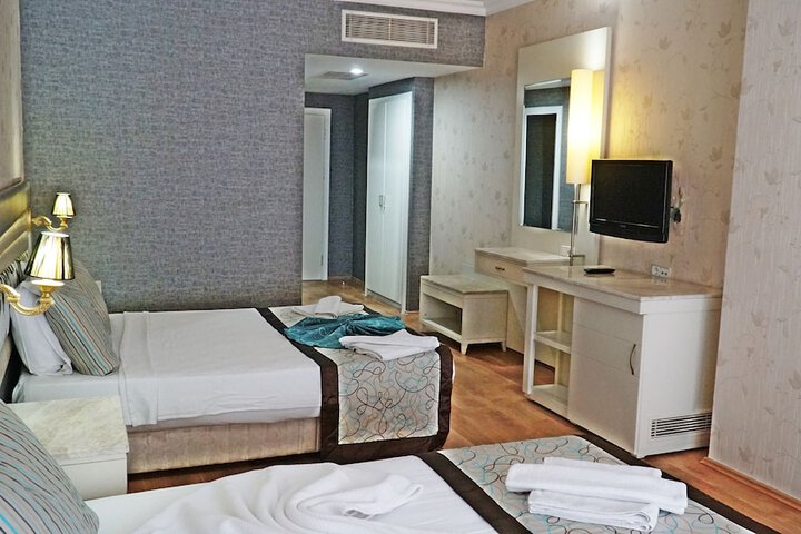 Room 5 of 76