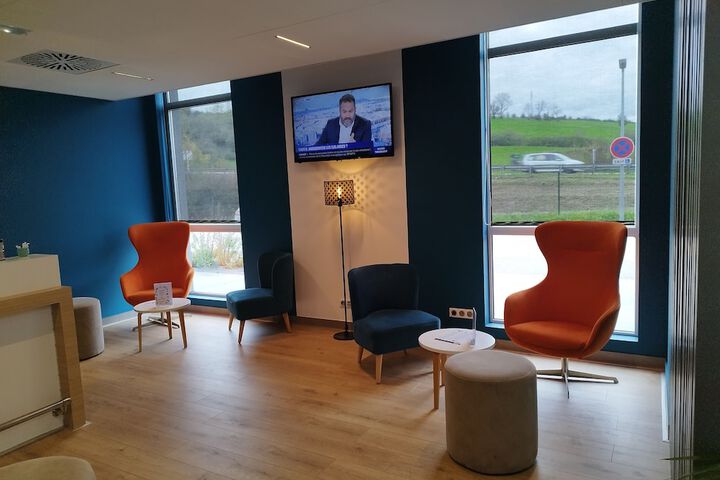 Lounge 33 of 41