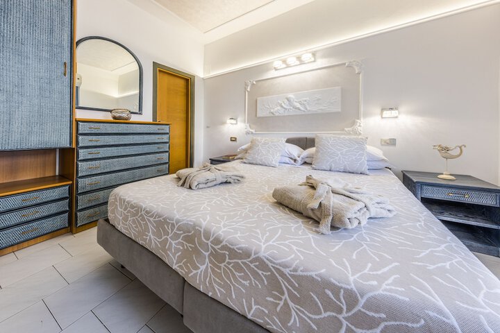 Room 27 of 169
