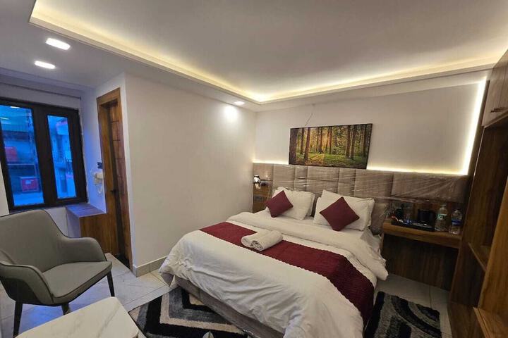 Room 6 of 9