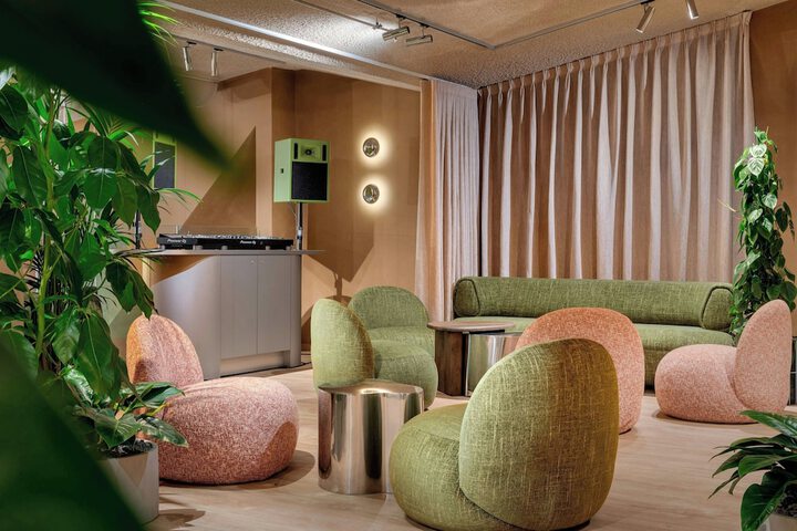 Lounge 151 of 219