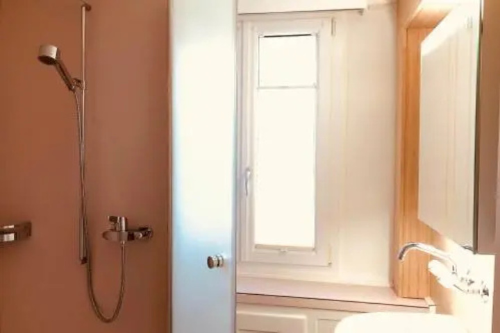 Room 9 of 16