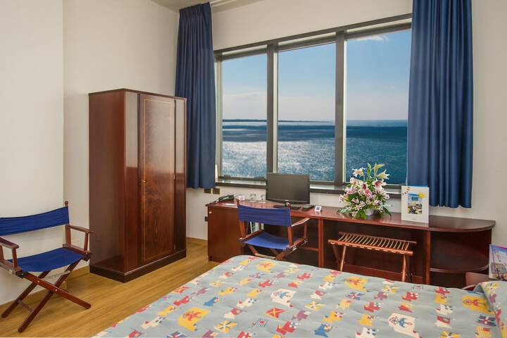Room 36 of 178