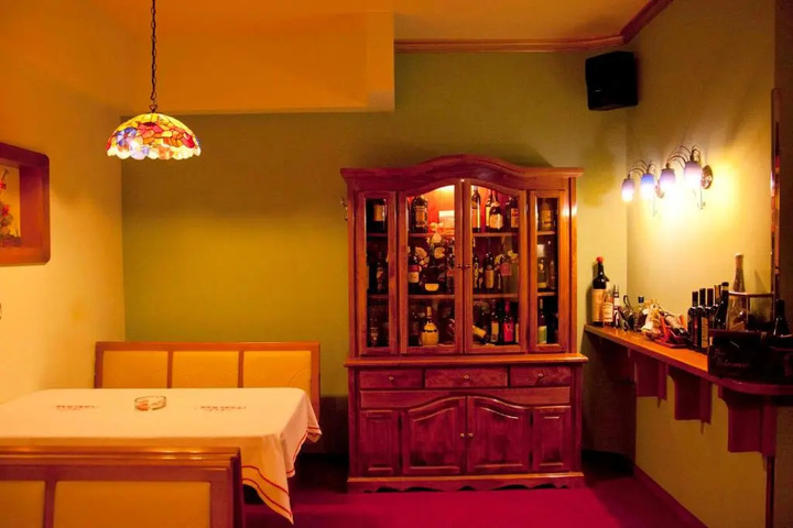Dining 15 of 16