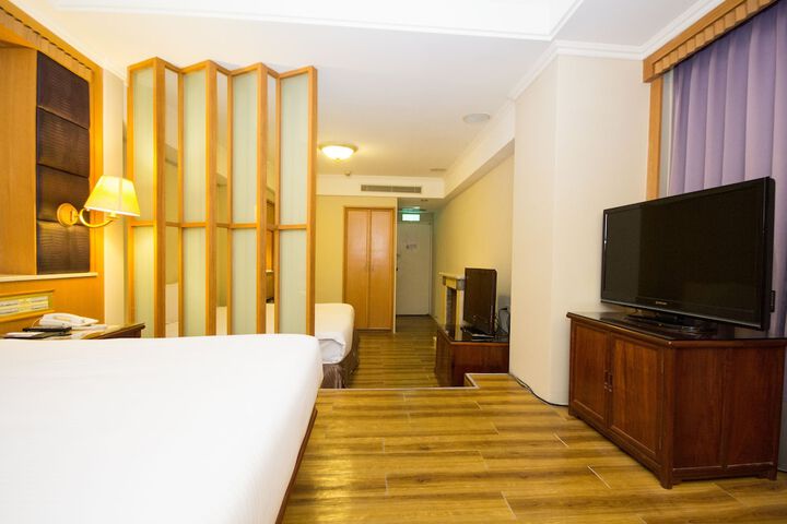 Room 4 of 18