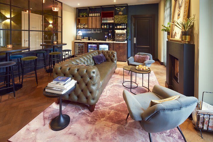 Lounge 48 of 61