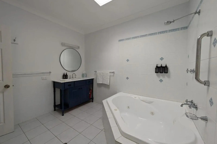 Room 8 of 16