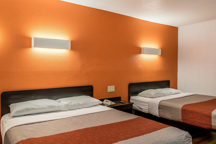 1 Queen Bed (10 of 11)