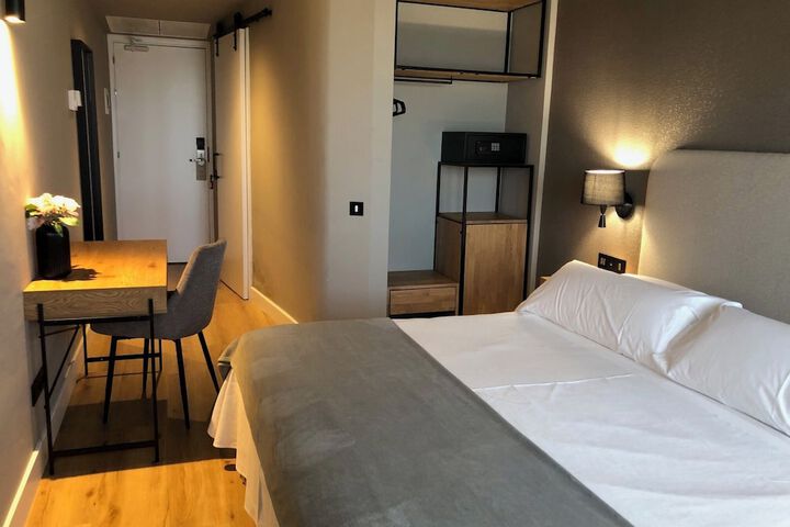 Room 9 of 37