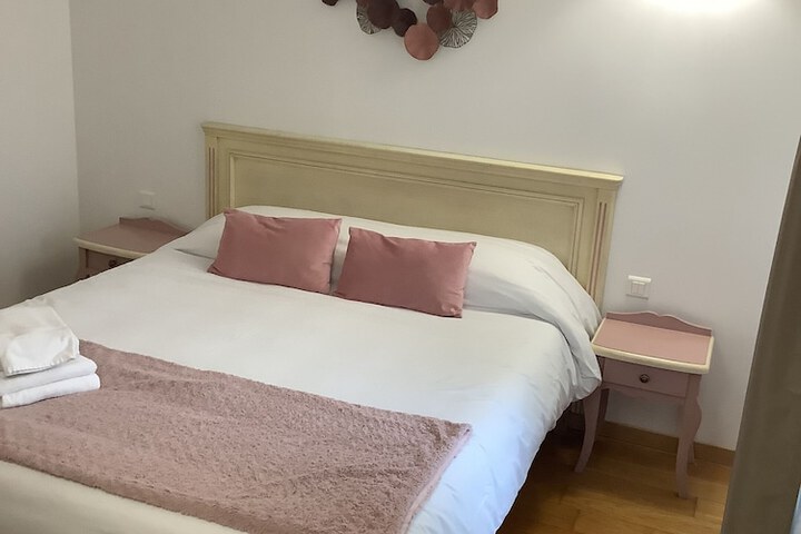 Room 7 of 33