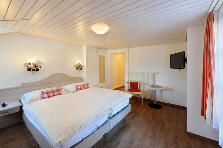 Room 8 of 37