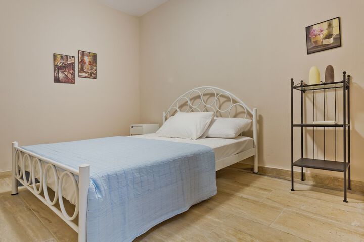Room 4 of 8