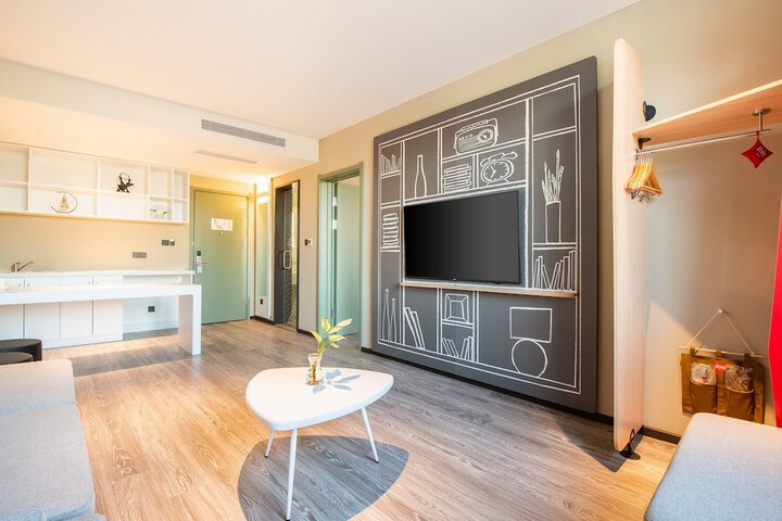 Room 9 of 24