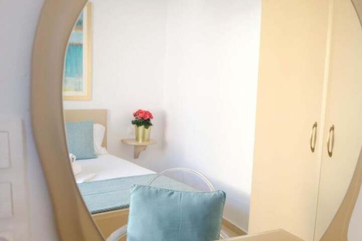 Room 9 of 16