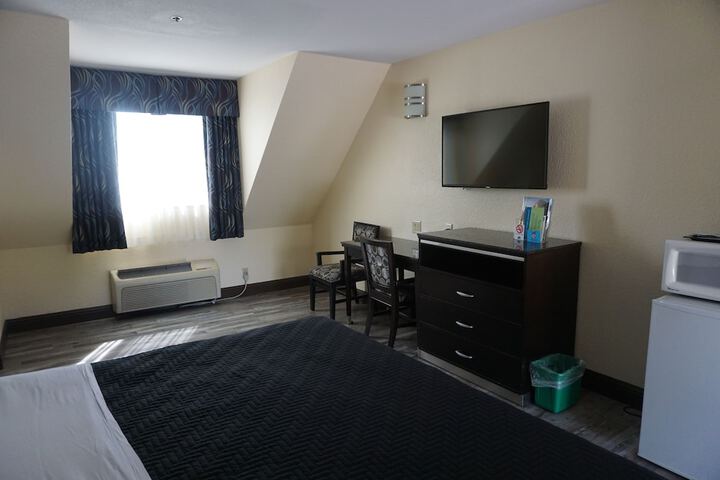 1 King Bed (6 of 14)