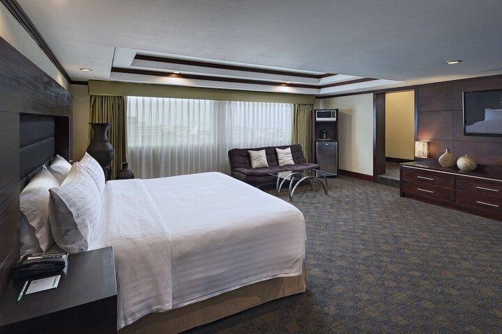 Room 3 of 96