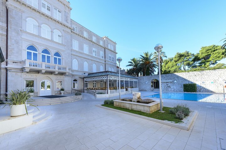 Hotel Exterior 121 of 152