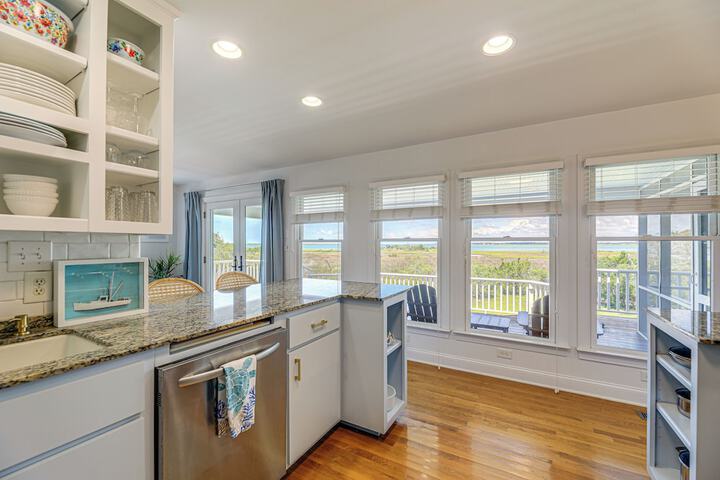 Waterfront Home w / Screened Porch & Sunsets