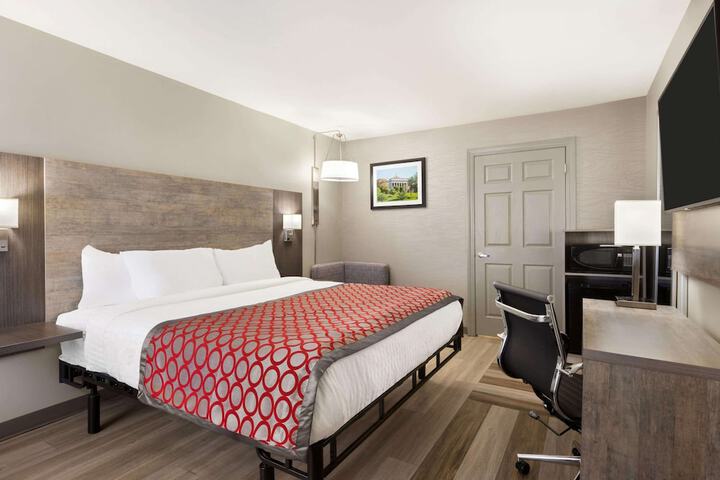 1 King Bed (3 of 8)