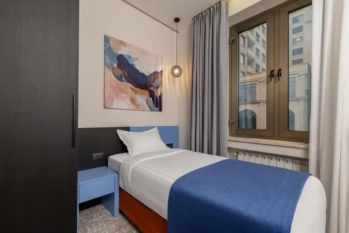 Room 18 of 28