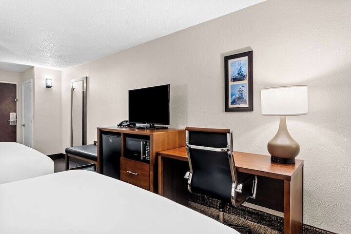 2 Double Beds (6 of 6)
