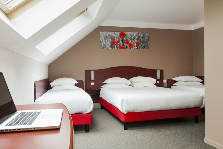 Room 9 of 28