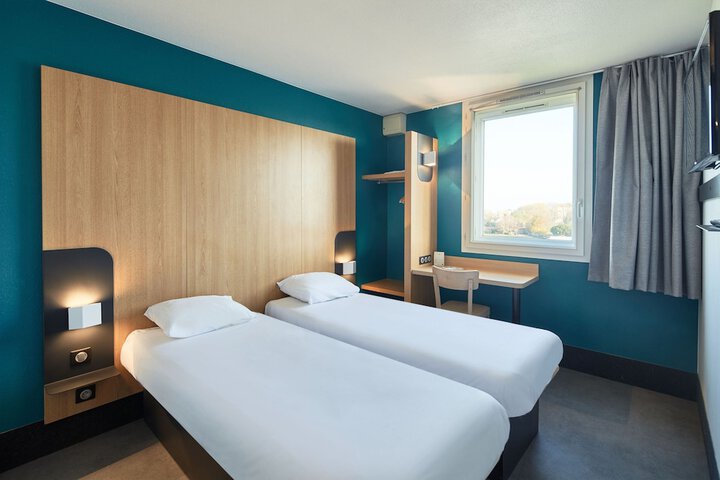 Room 7 of 33