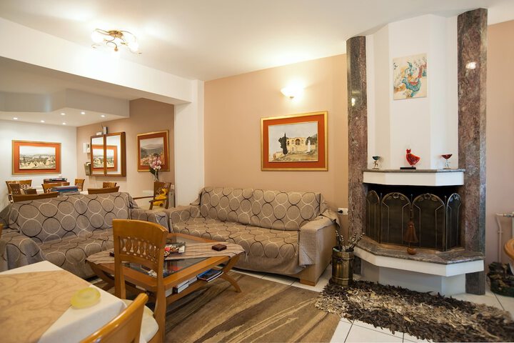 Lounge 49 of 55