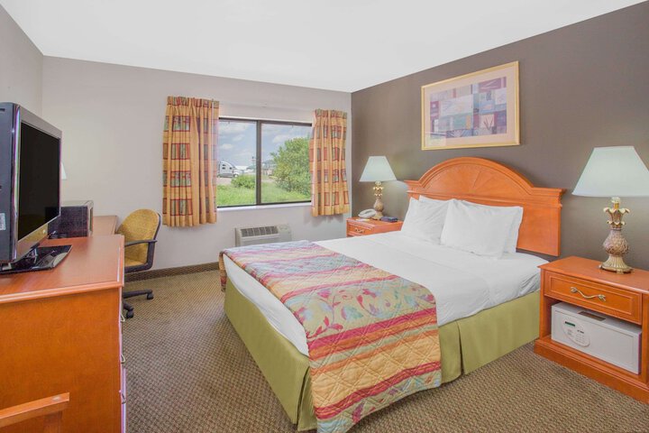1 Queen Bed No Elevator (2 of 33)