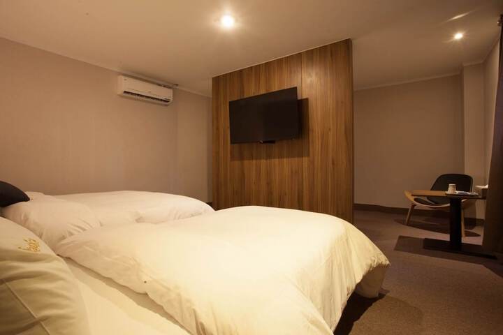 Room 6 of 53