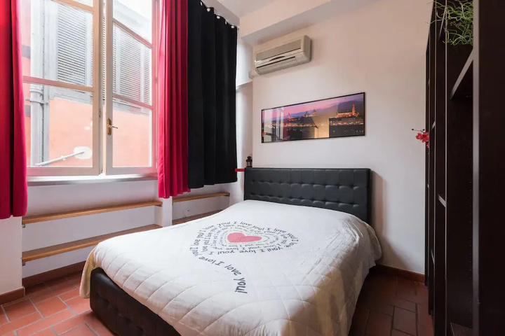 Room 6 of 10