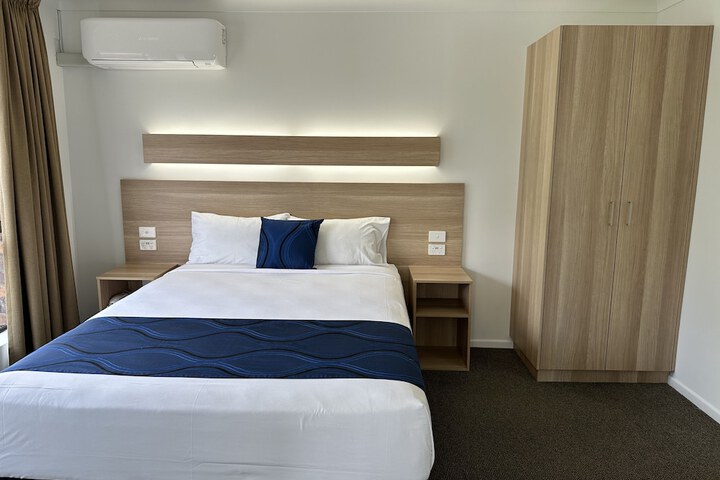 Room 42 of 170