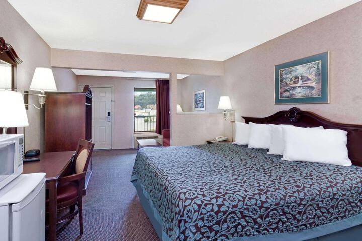1 King Bed (5 of 5)