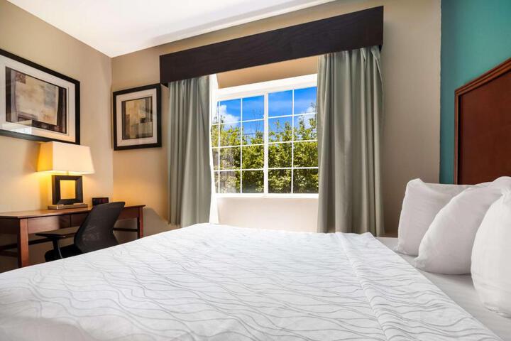 2 Queen Beds Larger Room High Speed Internet Accessible Microwave and Refrigerator, Coffee Maker Full Breakfast (1 of 9)