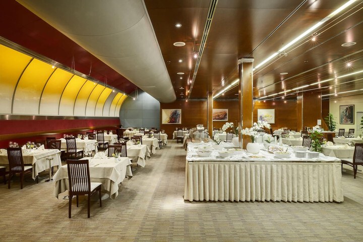 Dining 40 of 56